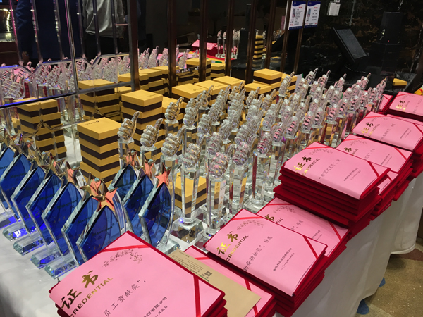 二十二年风雨  只因有你同行  又沐改革春风  再迎历史机遇 ——半岛(中国)bandao·官方网页版,22周年庆典暨颁奖典礼
