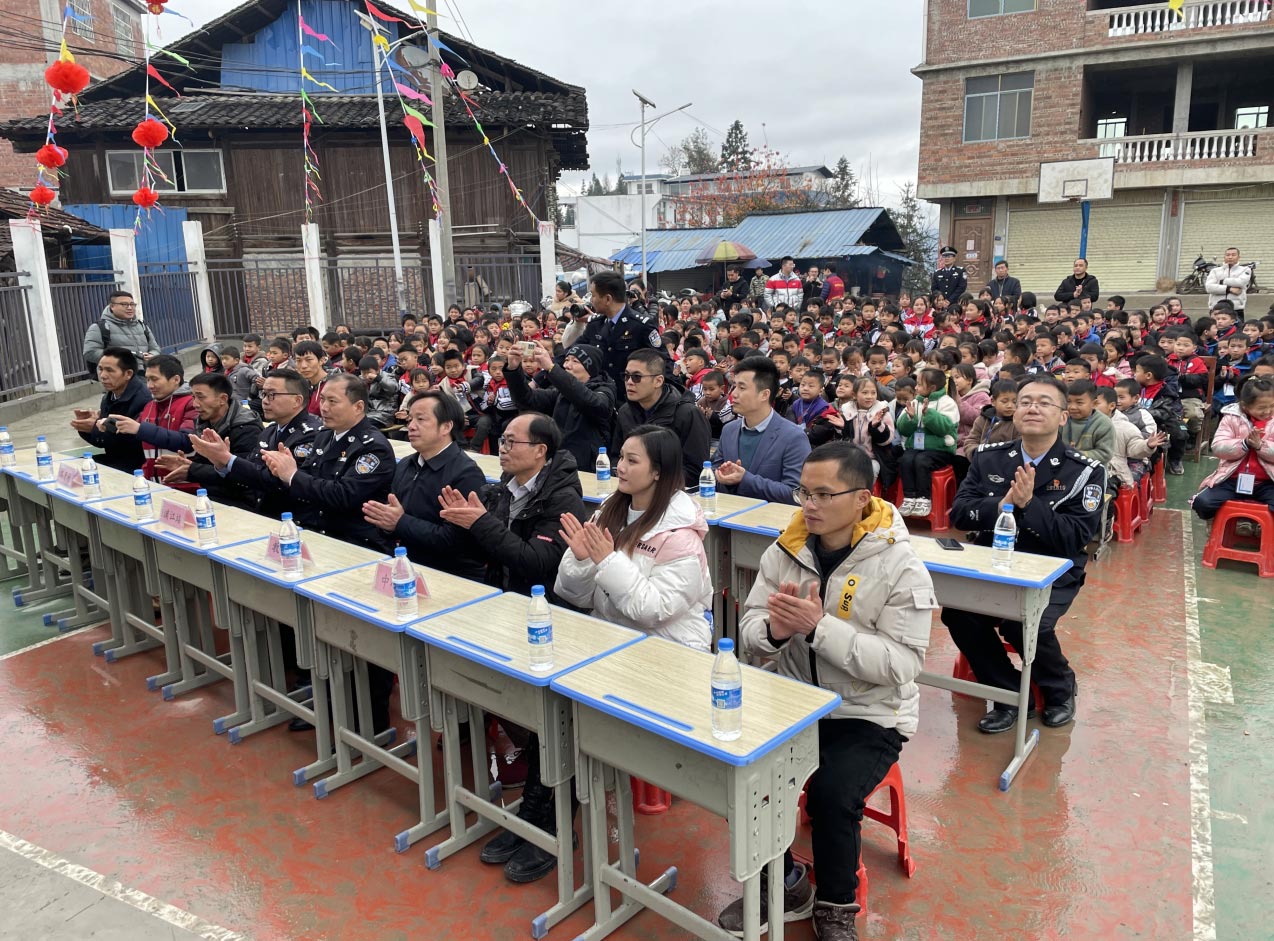 “少年强则国强” 半岛(中国)bandao·官方网页版,为广西三江岑牙小学捐资助建